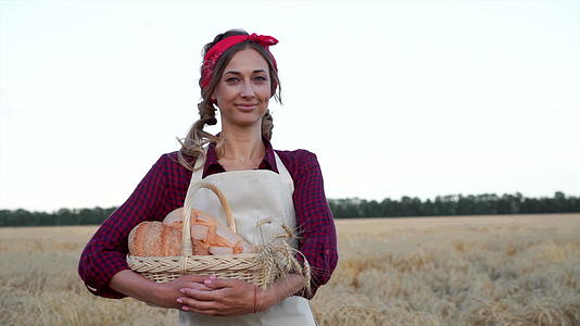 女农站在小麦农田里视频的预览图