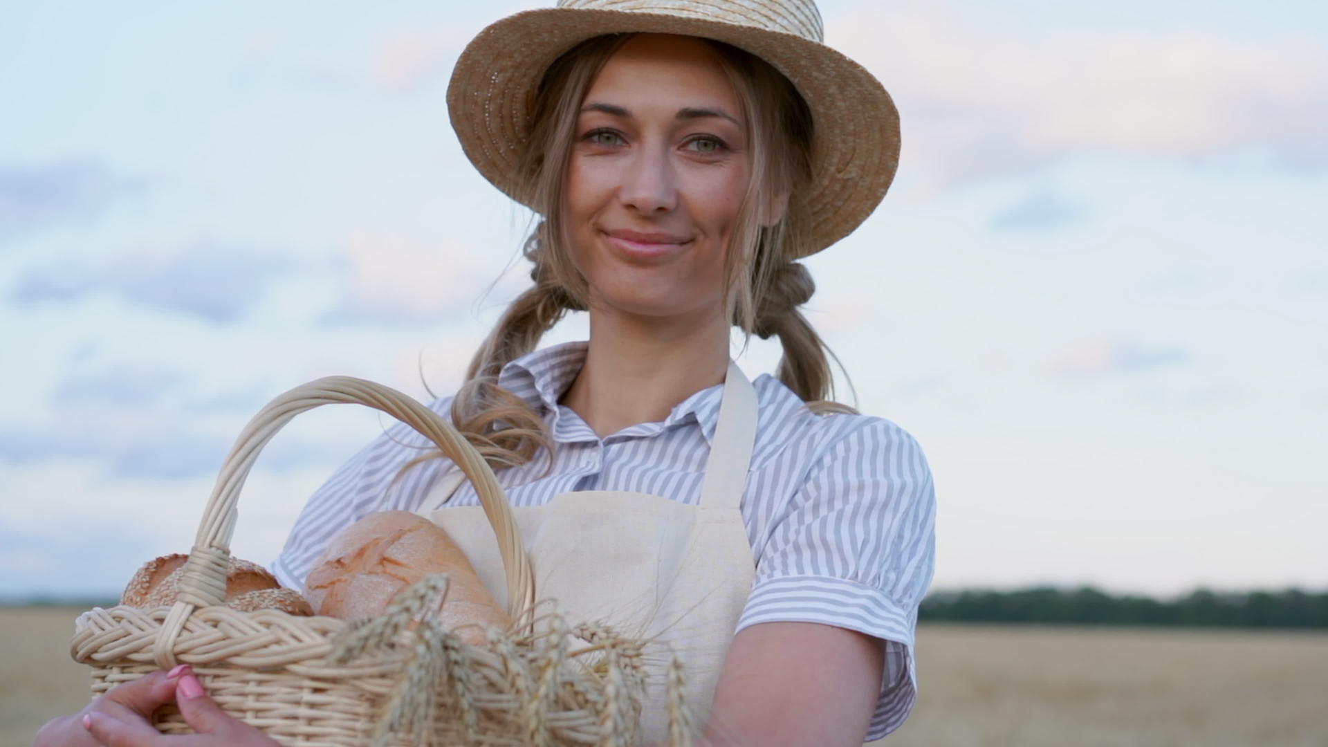 妇女从事小麦农业田地面包行业视频的预览图