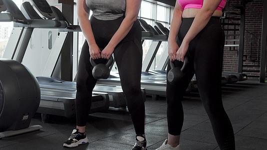 运动场女运动员在健身房使用小叮当作为铃声运动的滑轮镜头视频的预览图