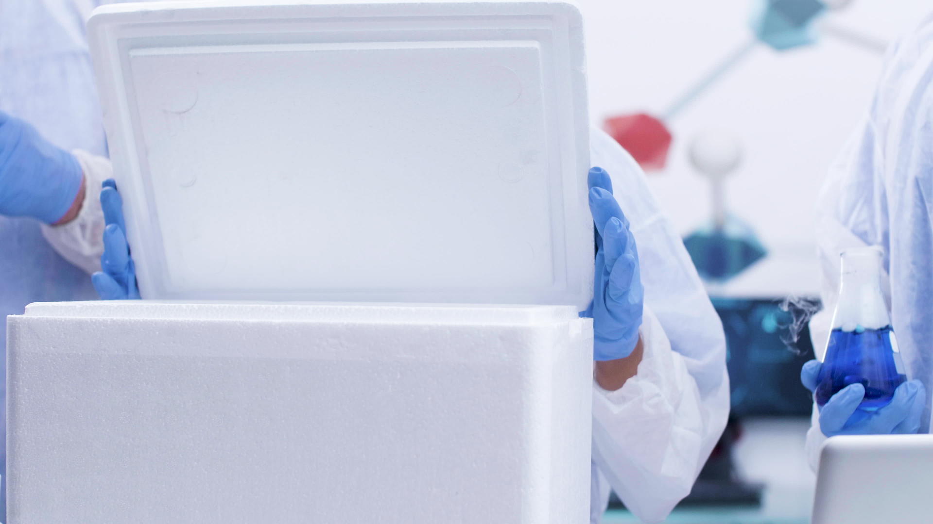 令人惊讶的女性科学家在现代实验室中打开了一个化学冰箱视频的预览图
