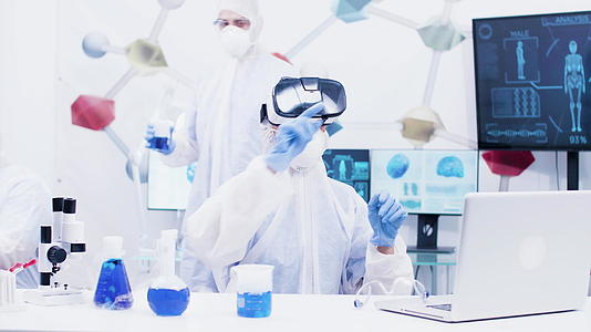 女性科学家在现代化学实验室中拥有虚拟现实头盔视频的预览图