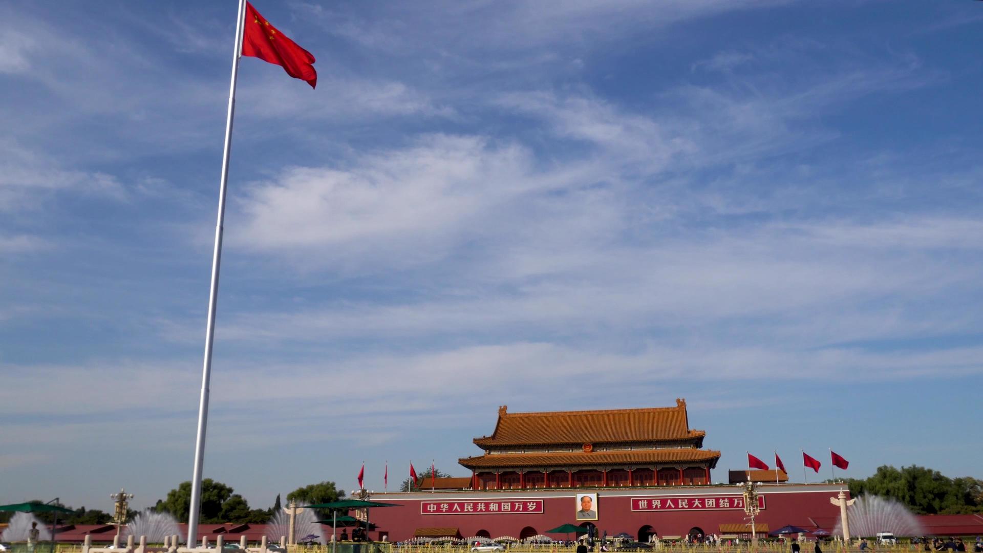 北京天安门飘动红旗视频的预览图