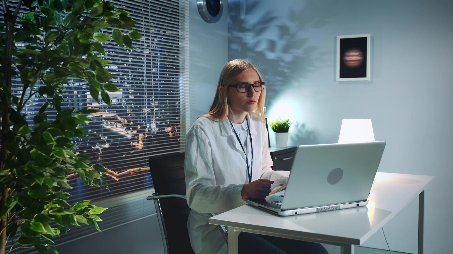 在线心理学心理治疗课程中女性穿着实验室外套和计算机视频的预览图