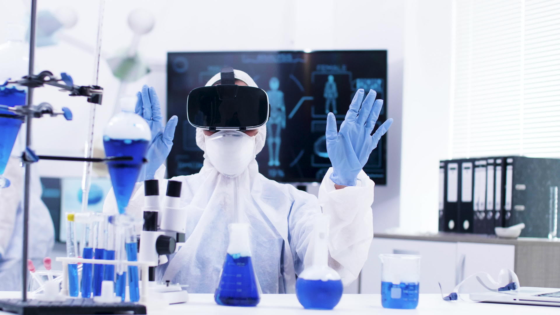 化学实验室的年轻女性科学家用虚拟现实头盔放大仪器视频的预览图