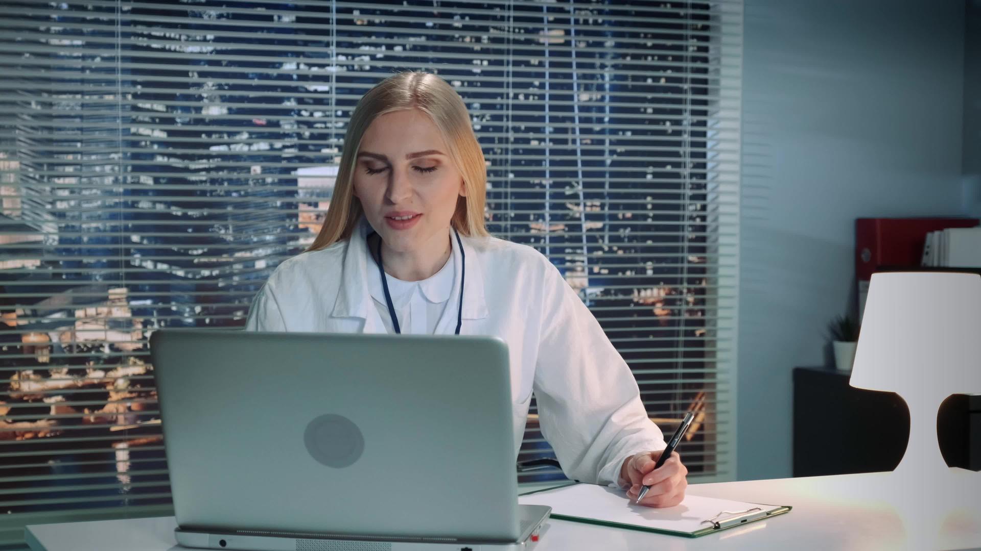 女医生在电脑上与患者进行在线视频电话访问并提出建议视频的预览图