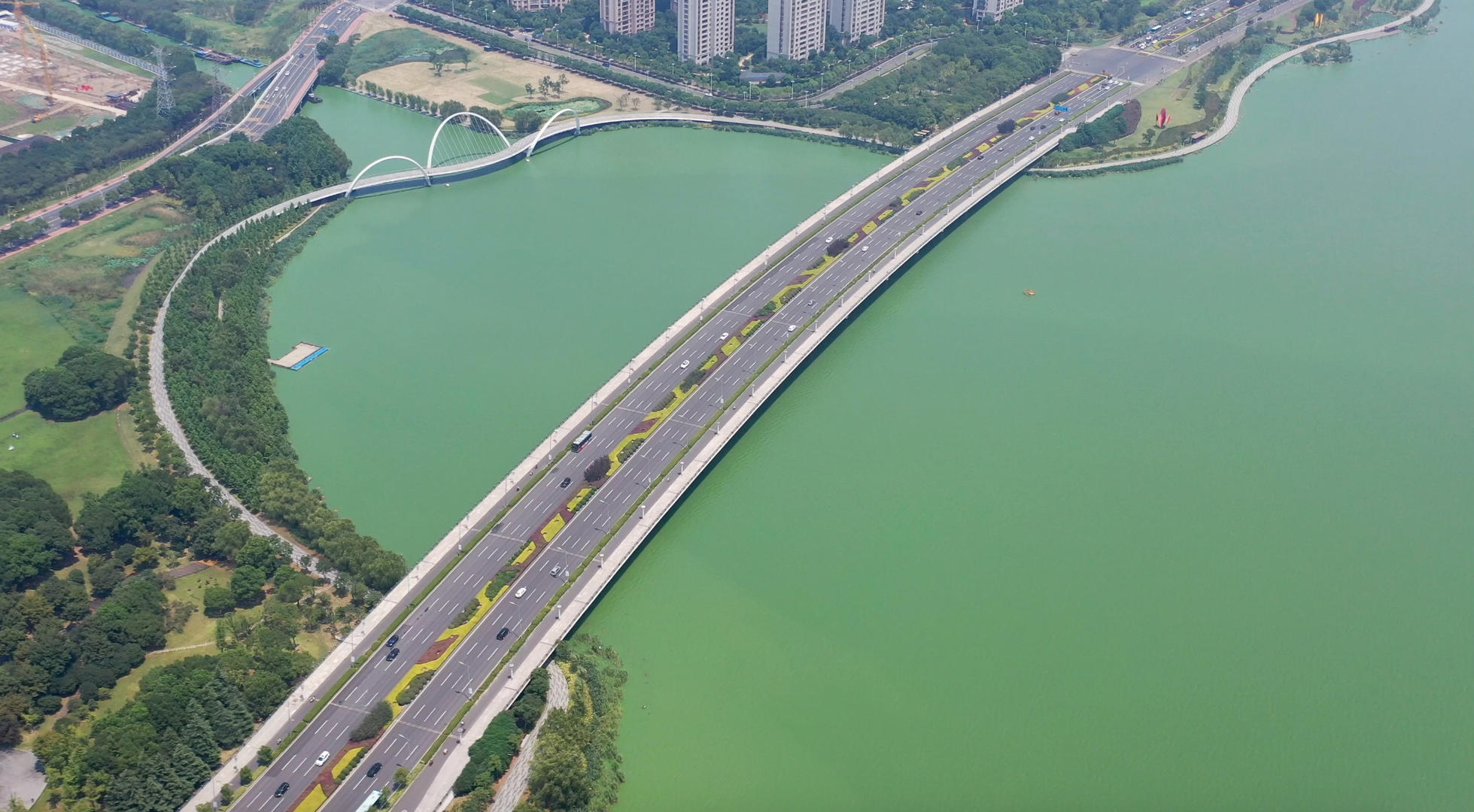 航拍湖中的大桥苏州金鸡湖大桥视频的预览图