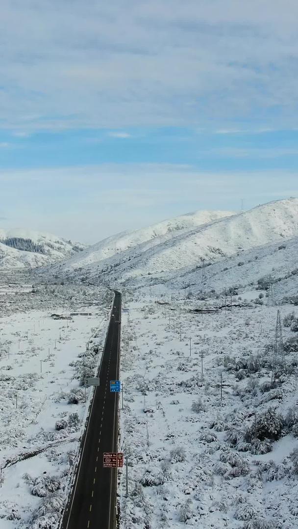 川西高原山脉公路雪景航拍视频视频的预览图