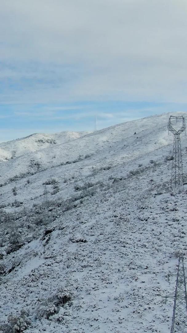 川西高原山脉公路雪景航拍视频视频的预览图