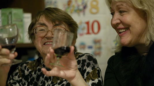 两个女人一起喝酒视频的预览图