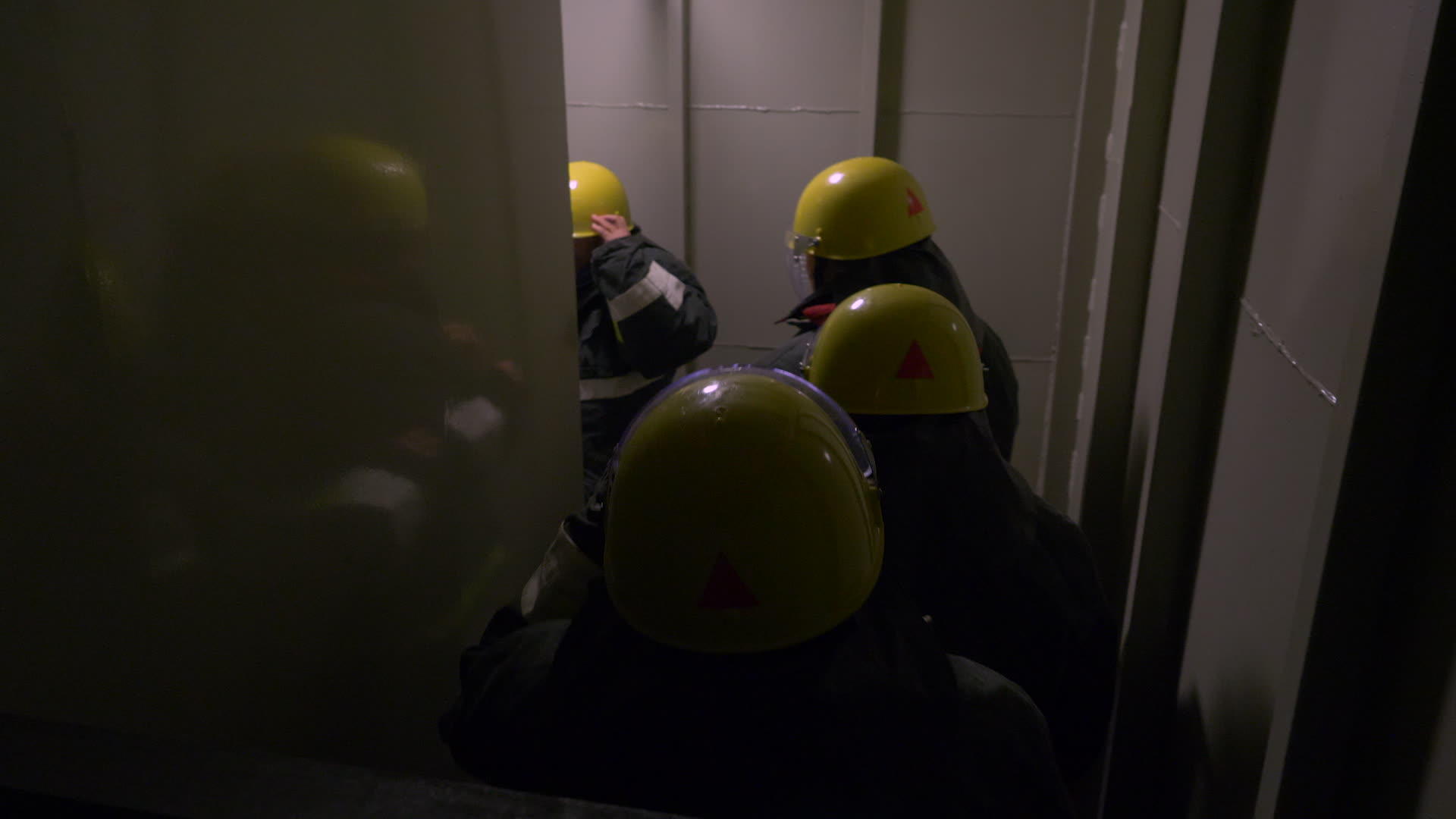 在救援行动中女救援队在大楼的黑暗隧道中行走视频的预览图