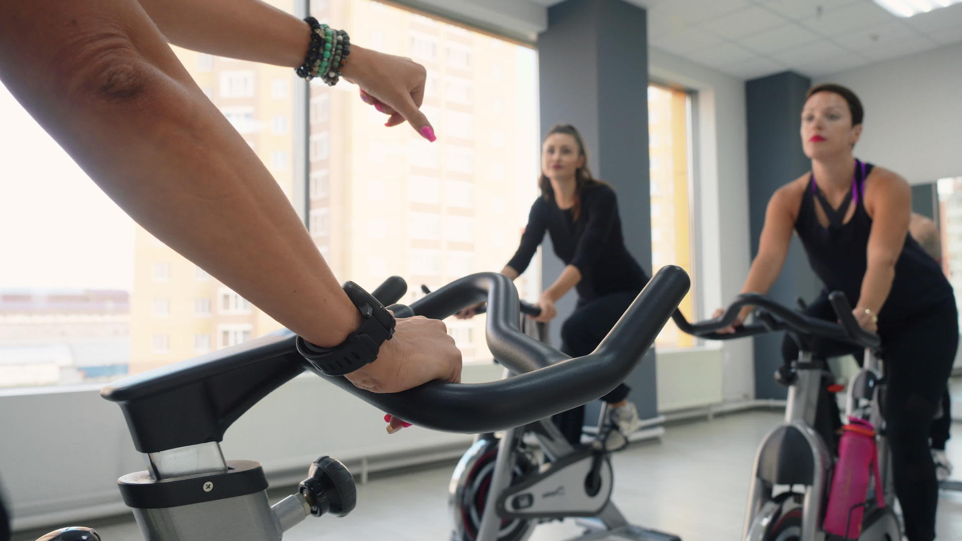 女性在健身俱乐部的自行车健身房进行自行车训练视频的预览图