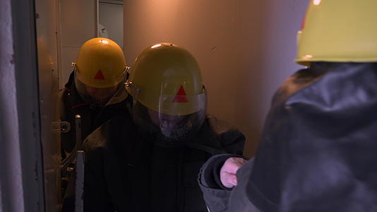 女救援队穿着防护服和头盔进入隧道女救援队进入大楼视频的预览图