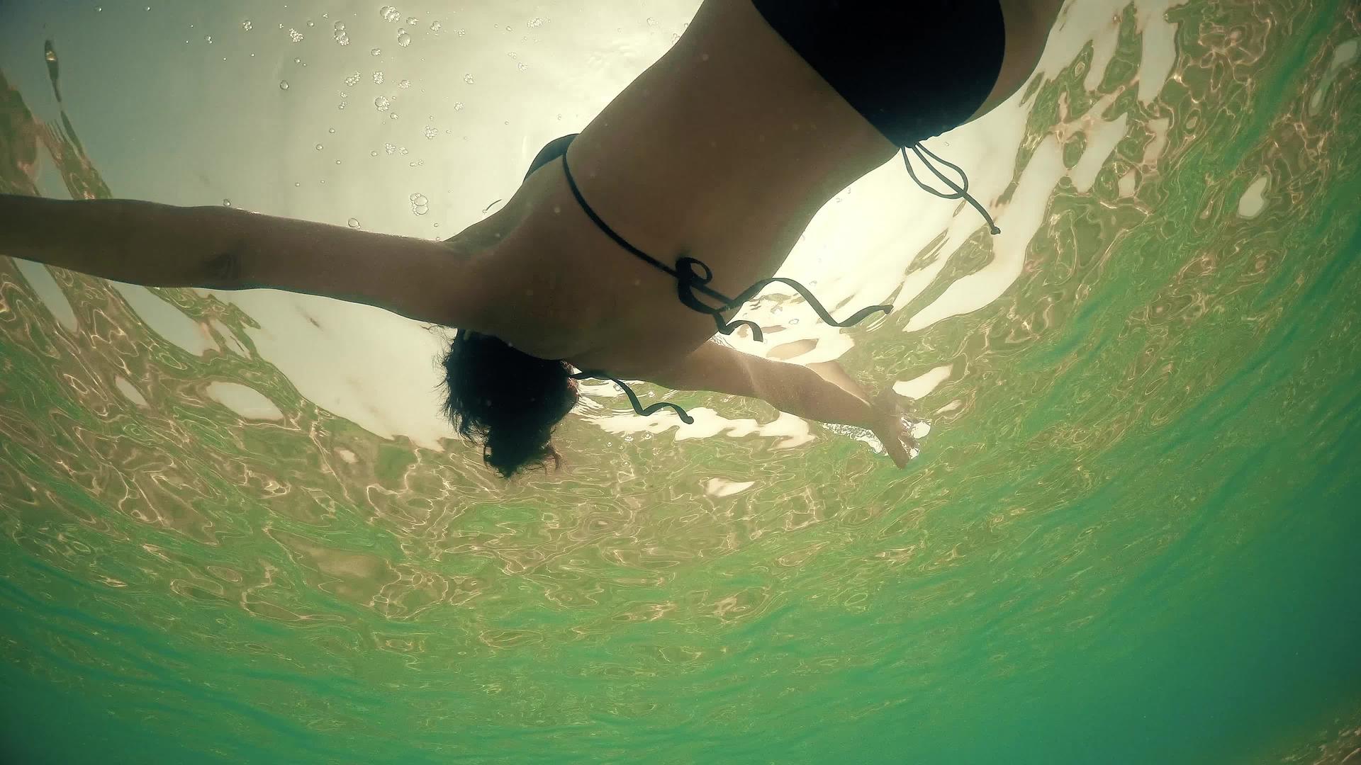 比基尼游泳中的性感女性相机在夏季日落时反射阳光视频的预览图