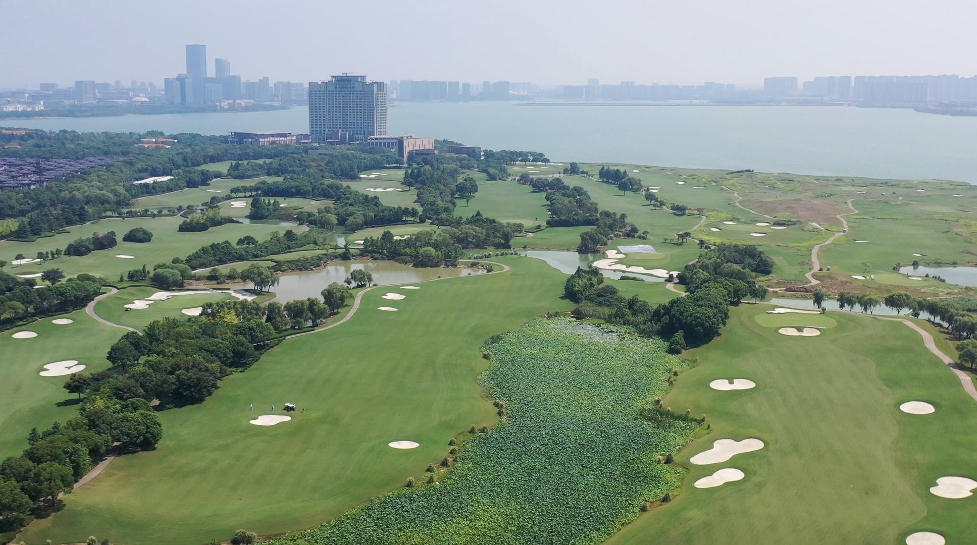 苏州城市风光金鸡湖高尔夫球场视频的预览图