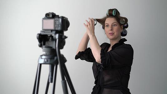 视频博客在摄影工作室拍摄视频视频的预览图
