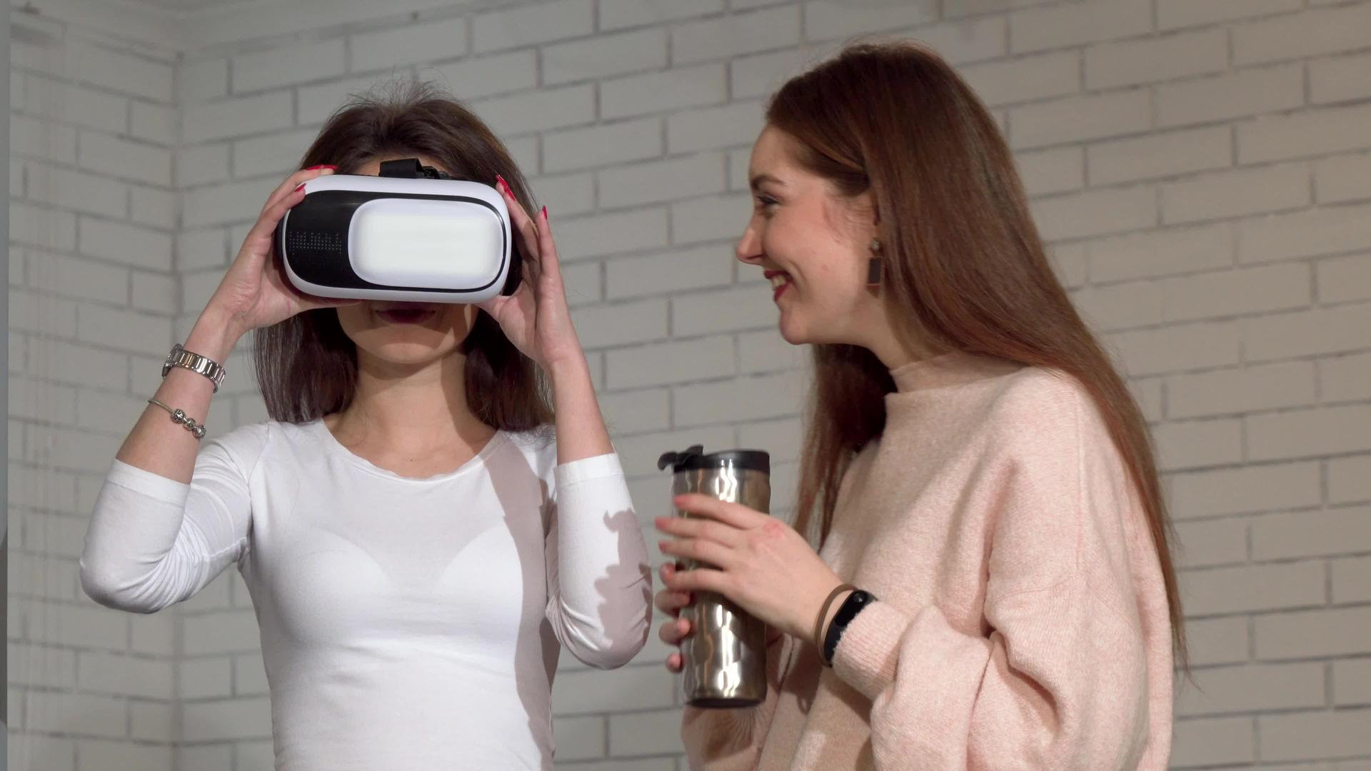 两个可爱的女朋友一起用了3个D虚拟真人眼镜视频的预览图
