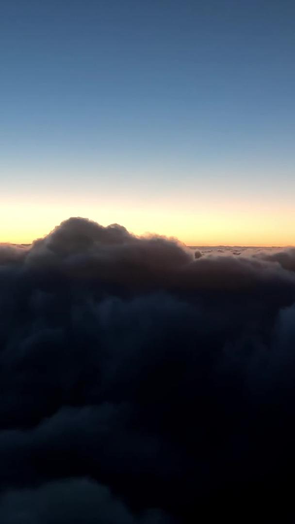 天空飞机飞行乌云密布旅游实拍素材视频的预览图