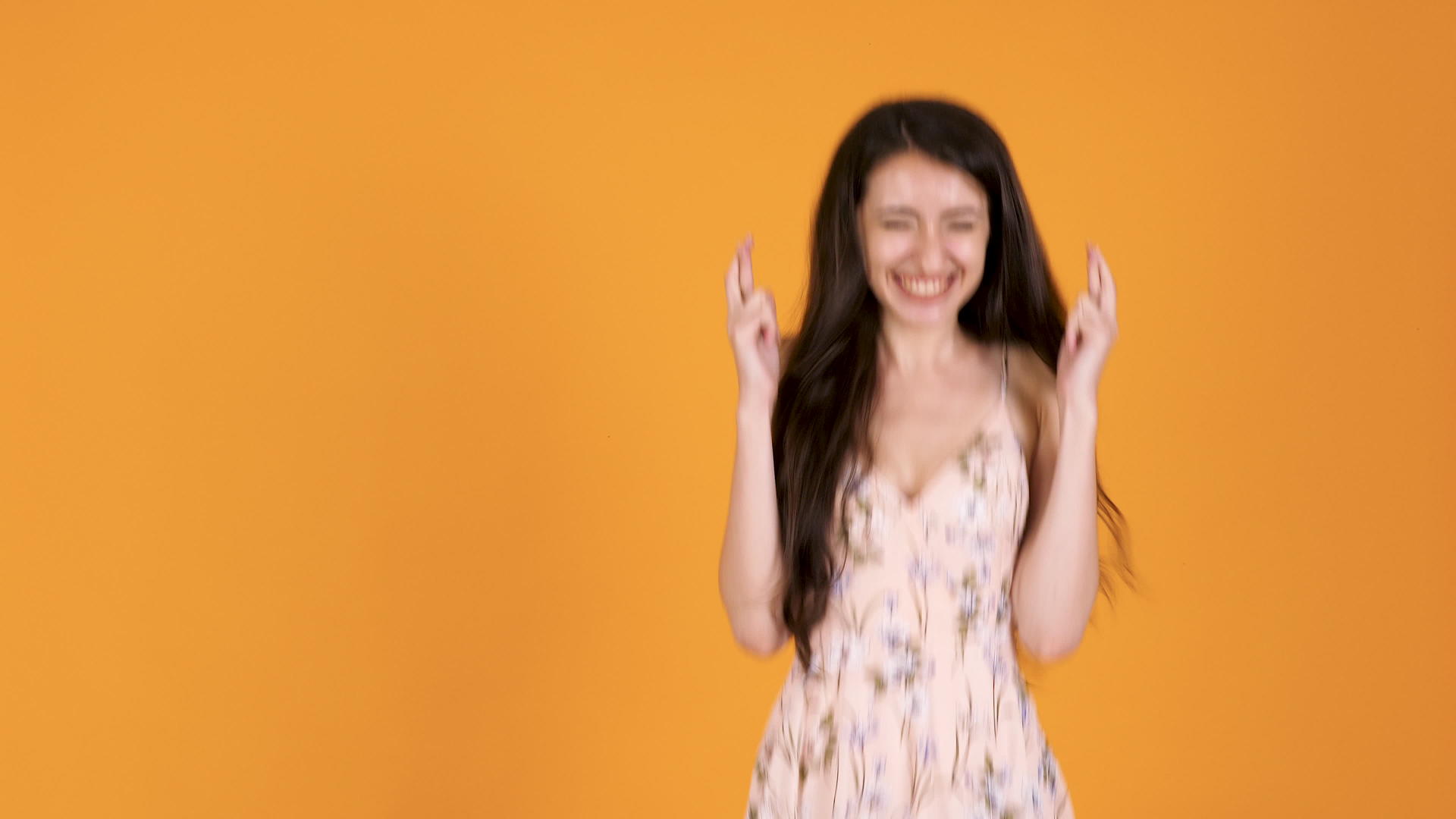 美丽快乐的年轻女士用交叉手指视频的预览图