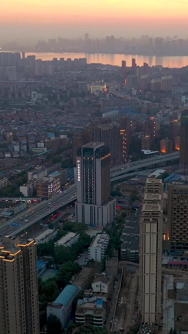 武汉武昌主城区航拍晚霞下的城市风光视频的预览图