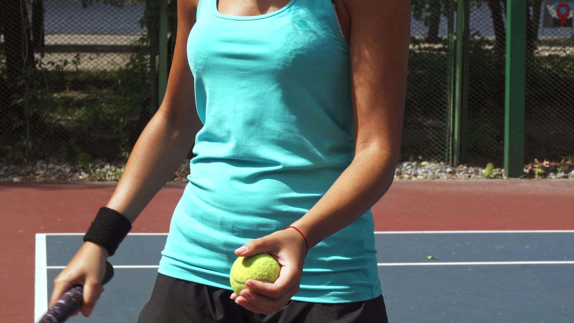 女人准备用电击打网球视频的预览图