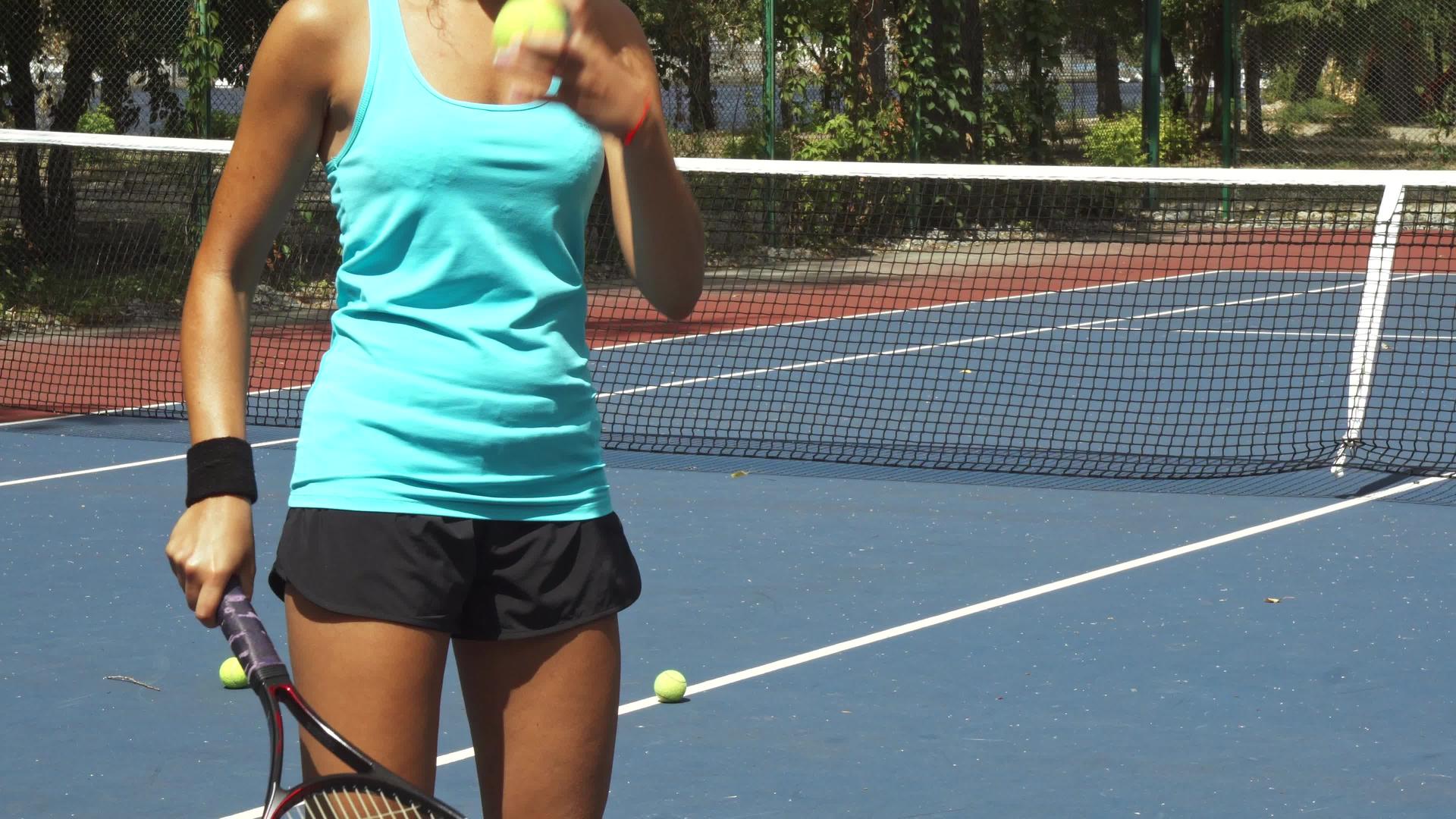 女人用网球拍打球视频的预览图
