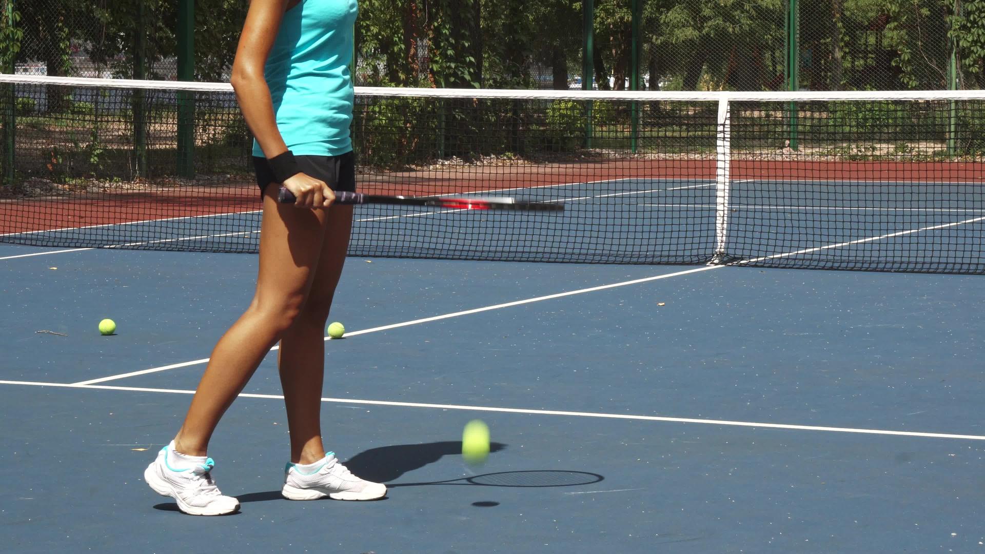 在法庭上打网球的女人的腿打网球视频的预览图