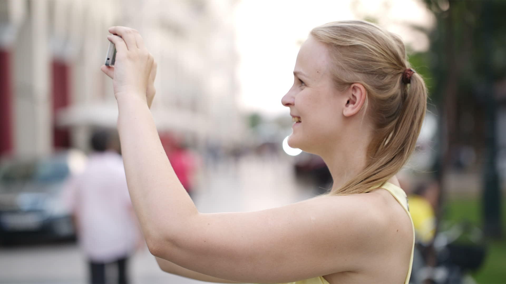 女性在观光时拍照视频的预览图