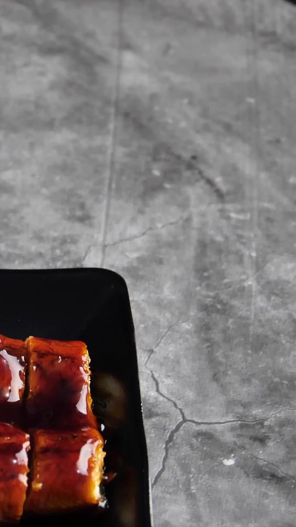 日式烤鳗小吃移镜视频的预览图