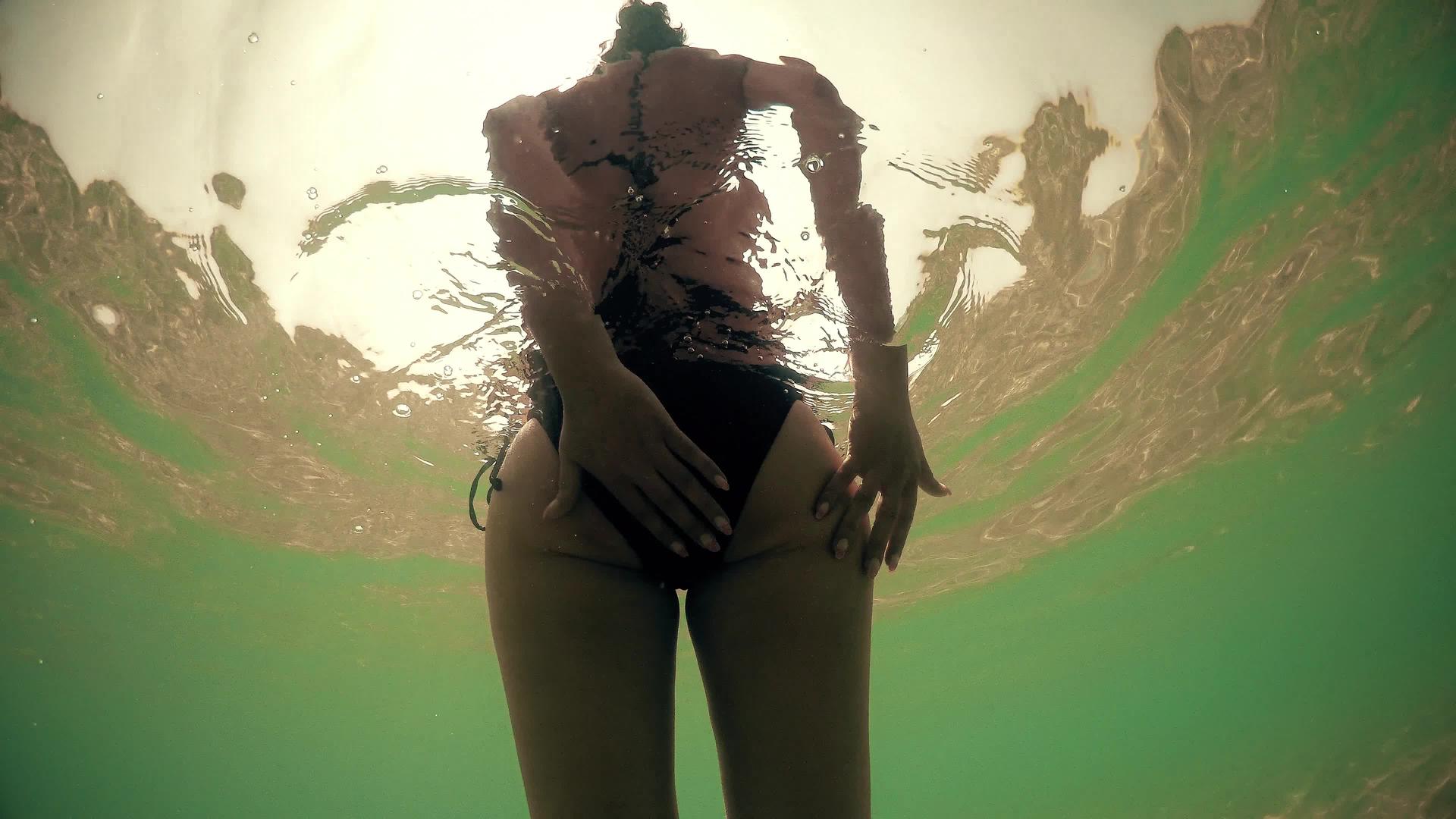 水下性感的女人视频的预览图