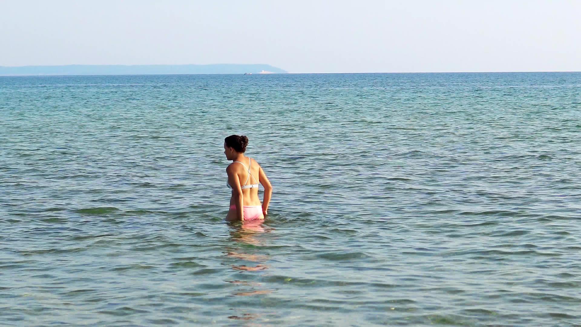 青少年进入海水夏季海滩美食视频的预览图