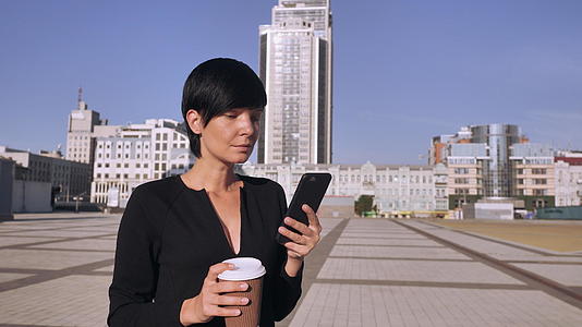 智能电话女性短信信息视频的预览图