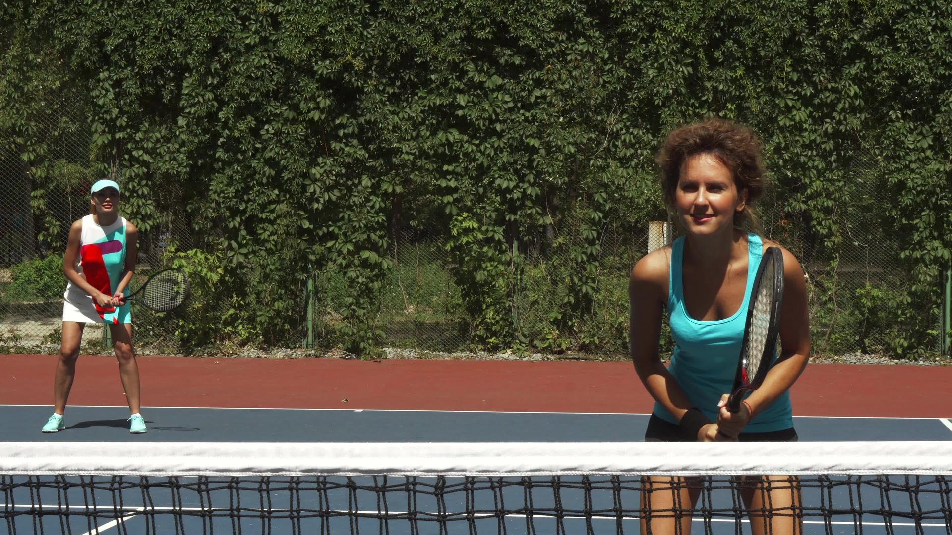两个女孩正在打网球视频的预览图