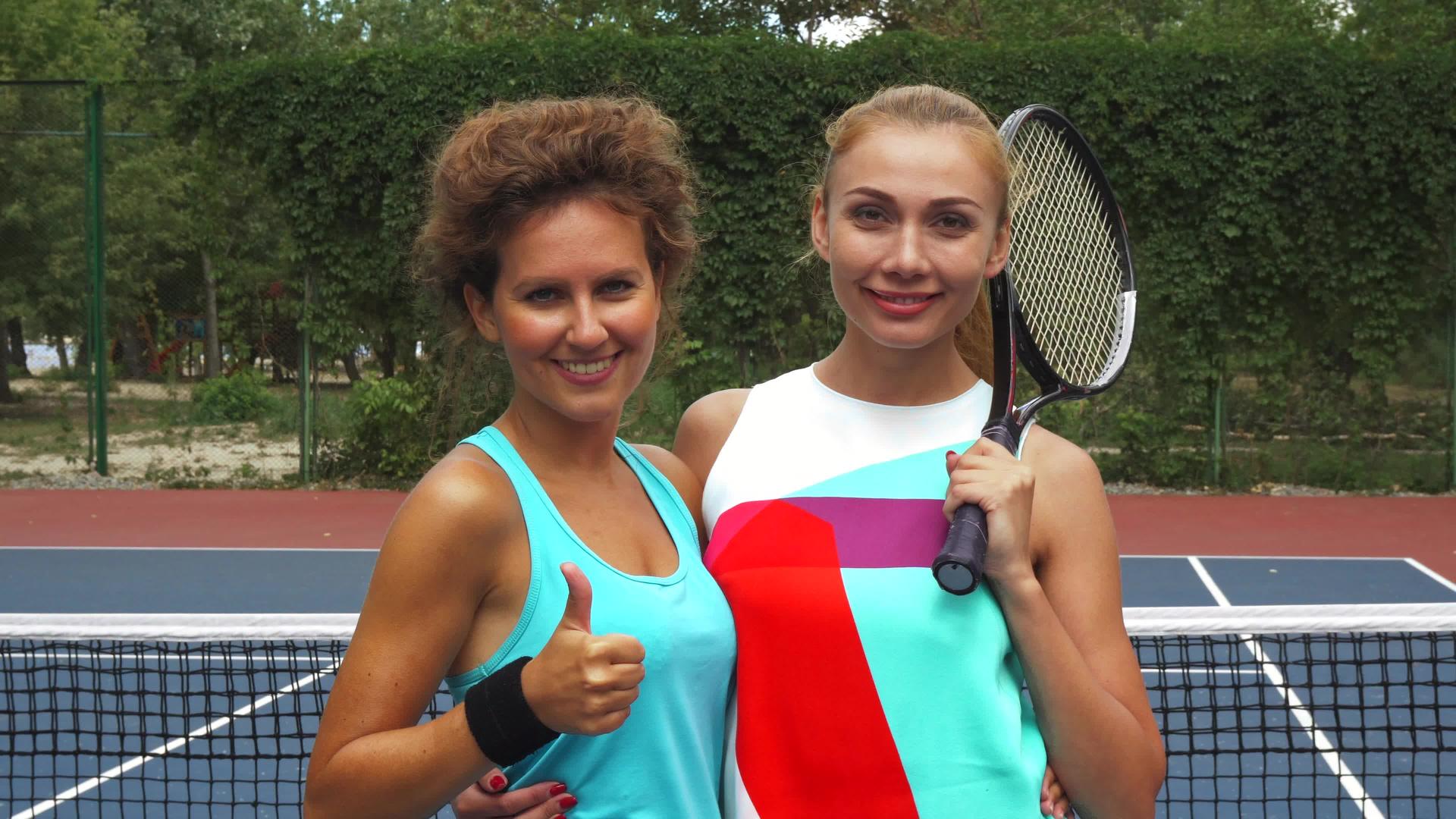 两个网球女孩对着镜头微笑视频的预览图