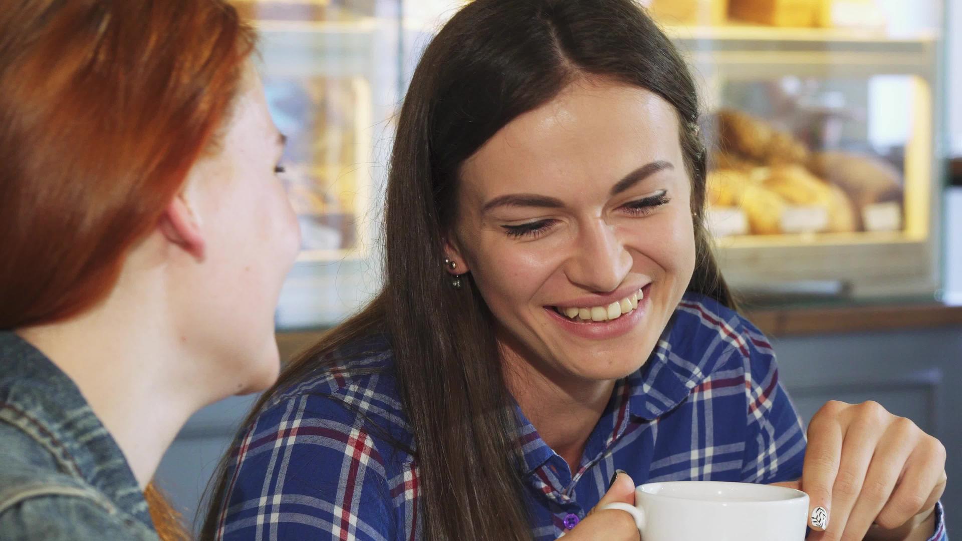 美丽的年轻美女和朋友在面包店喝咖啡视频的预览图