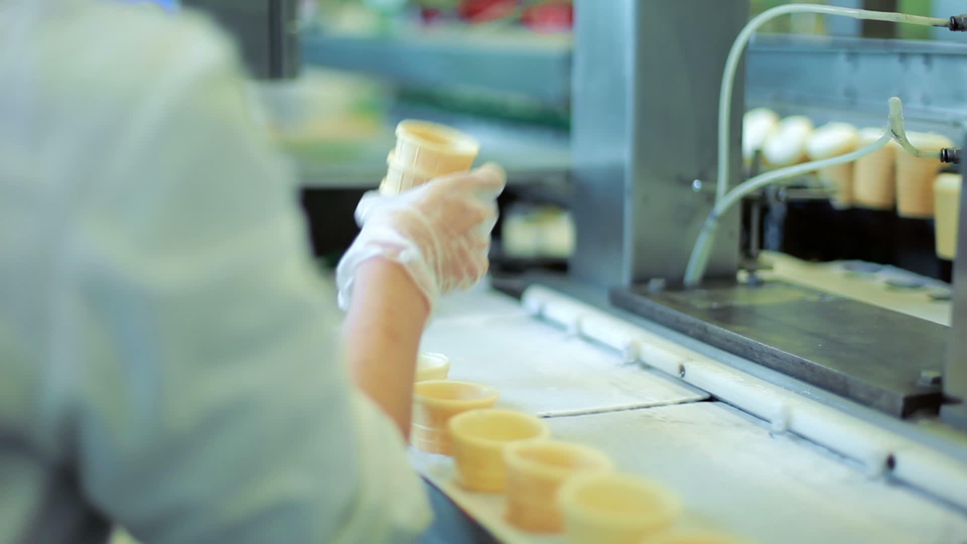 工厂食品制造的冰淇淋生产线视频的预览图