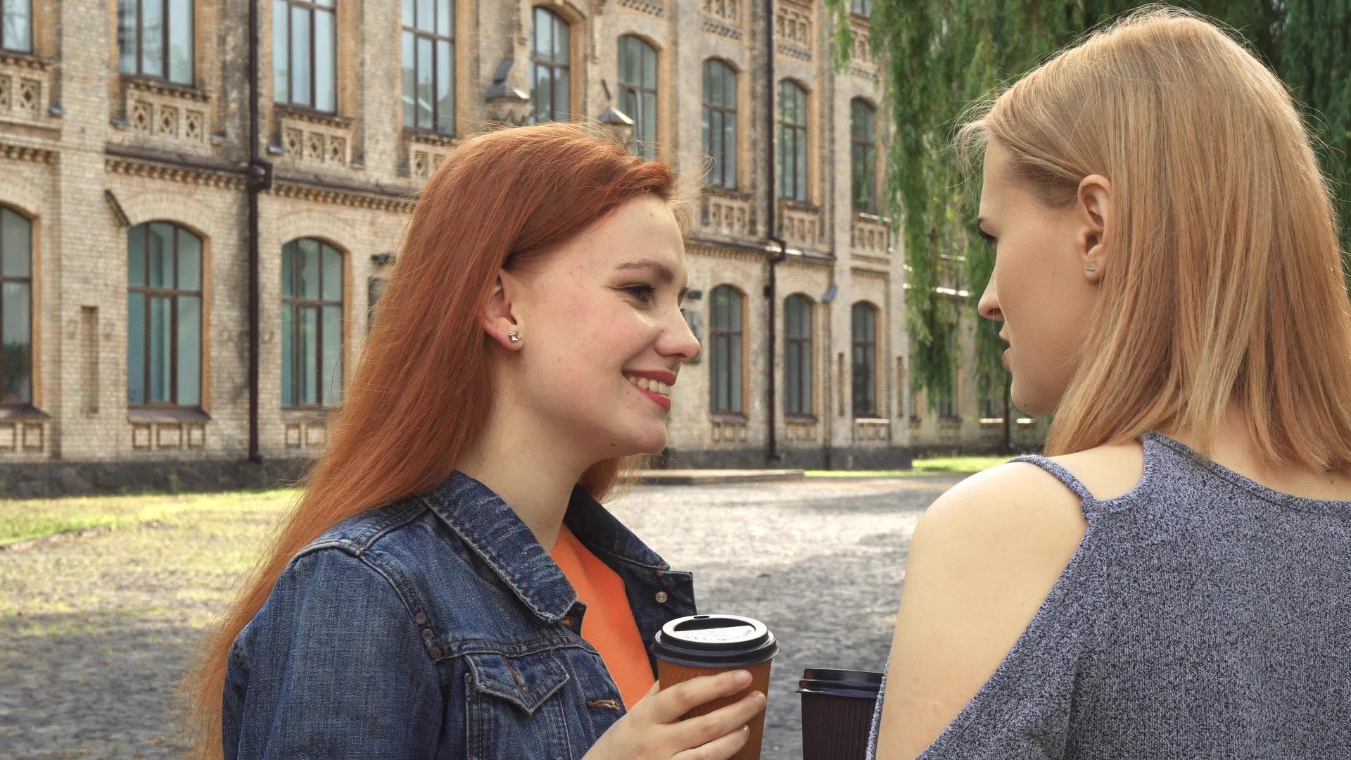 两个女孩聊天喝咖啡两个女孩聊天视频的预览图
