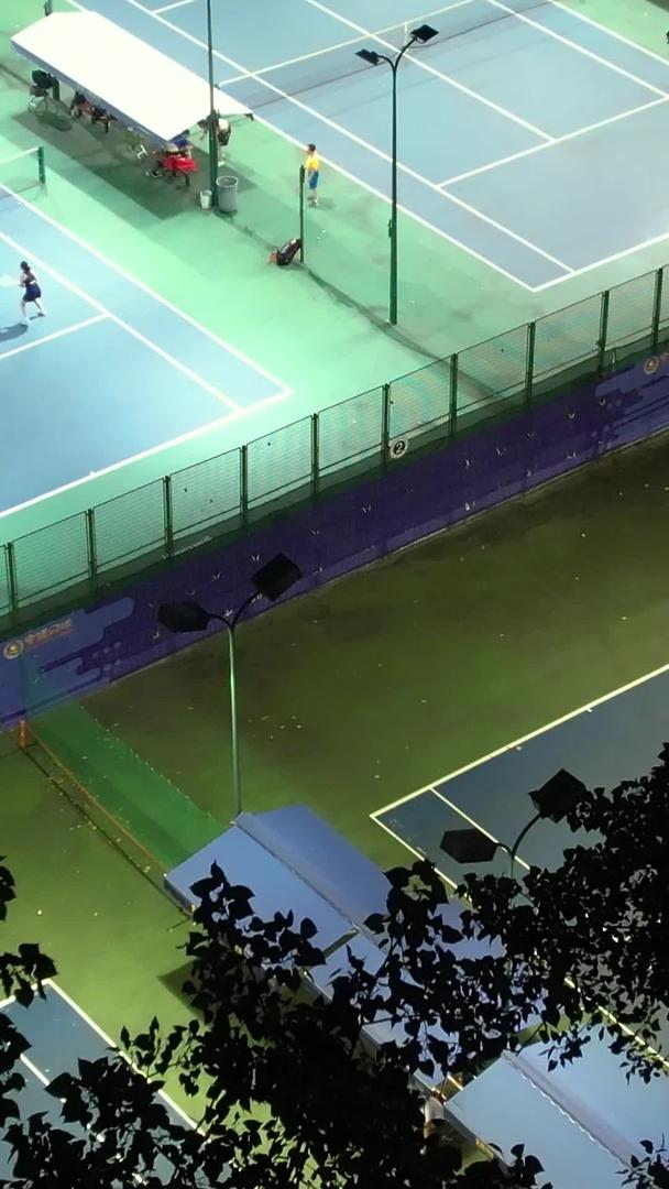 航拍城市夜灯网球场上运动比赛健身娱乐的人群素材视频的预览图