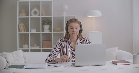 女学生通过视频聊天在线参加外语考试在遥远的笔记本电脑模式下视频的预览图