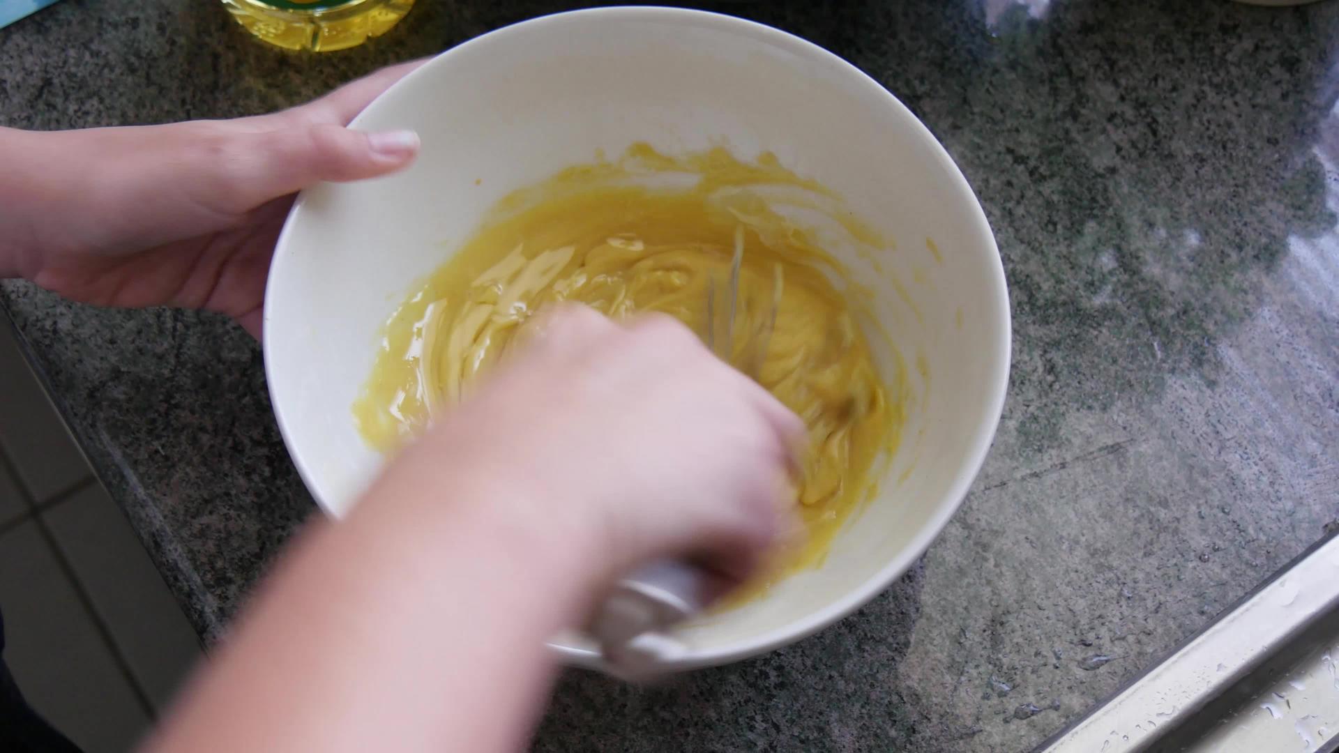 制备蛋黄酱视频的预览图