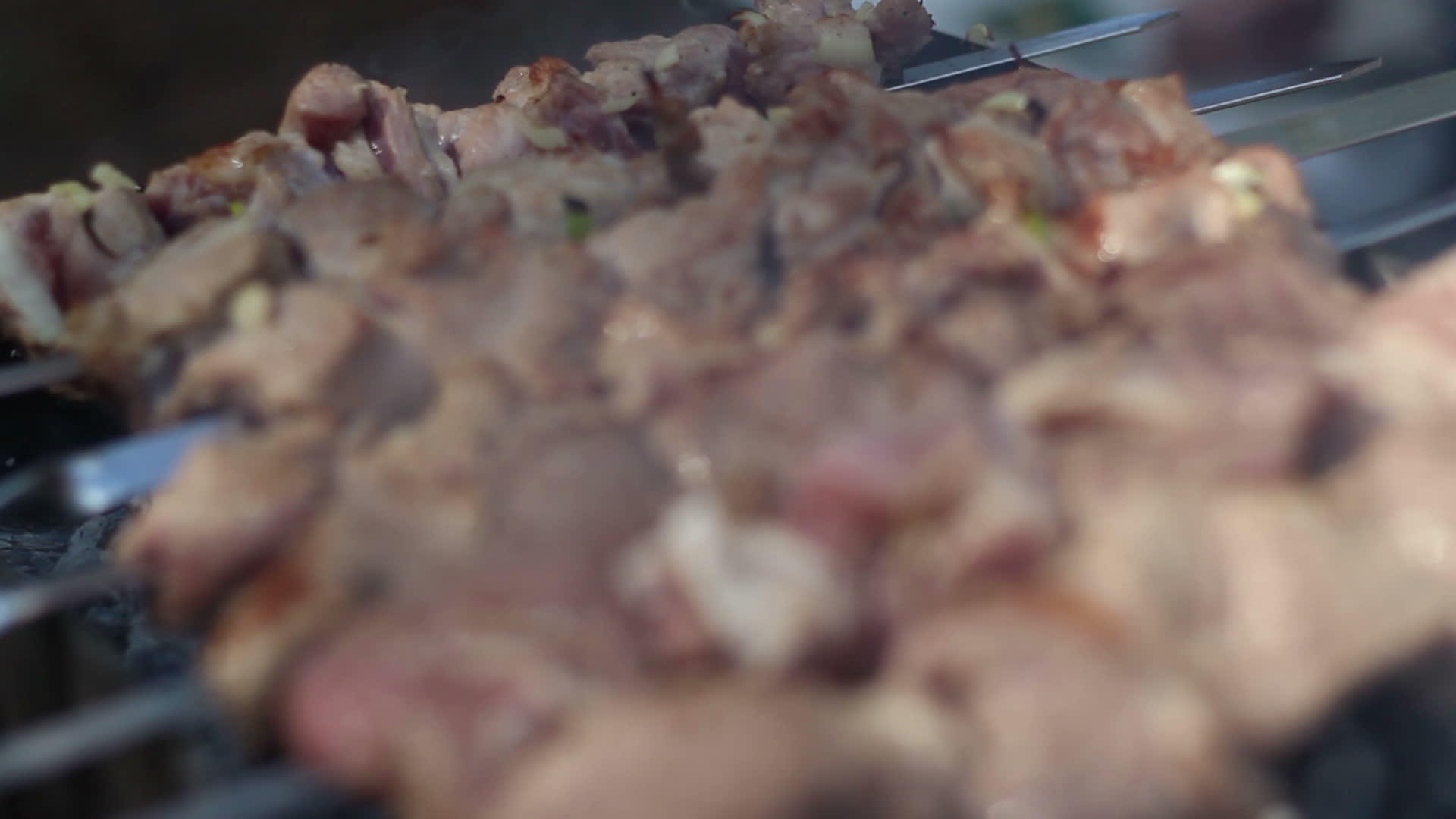 生肉串在烤架上煮制生肉串闭合卤肉烧烤视频的预览图