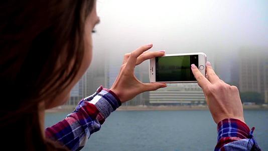 手机手机制造城市迷雾移动摄影概念视频的预览图