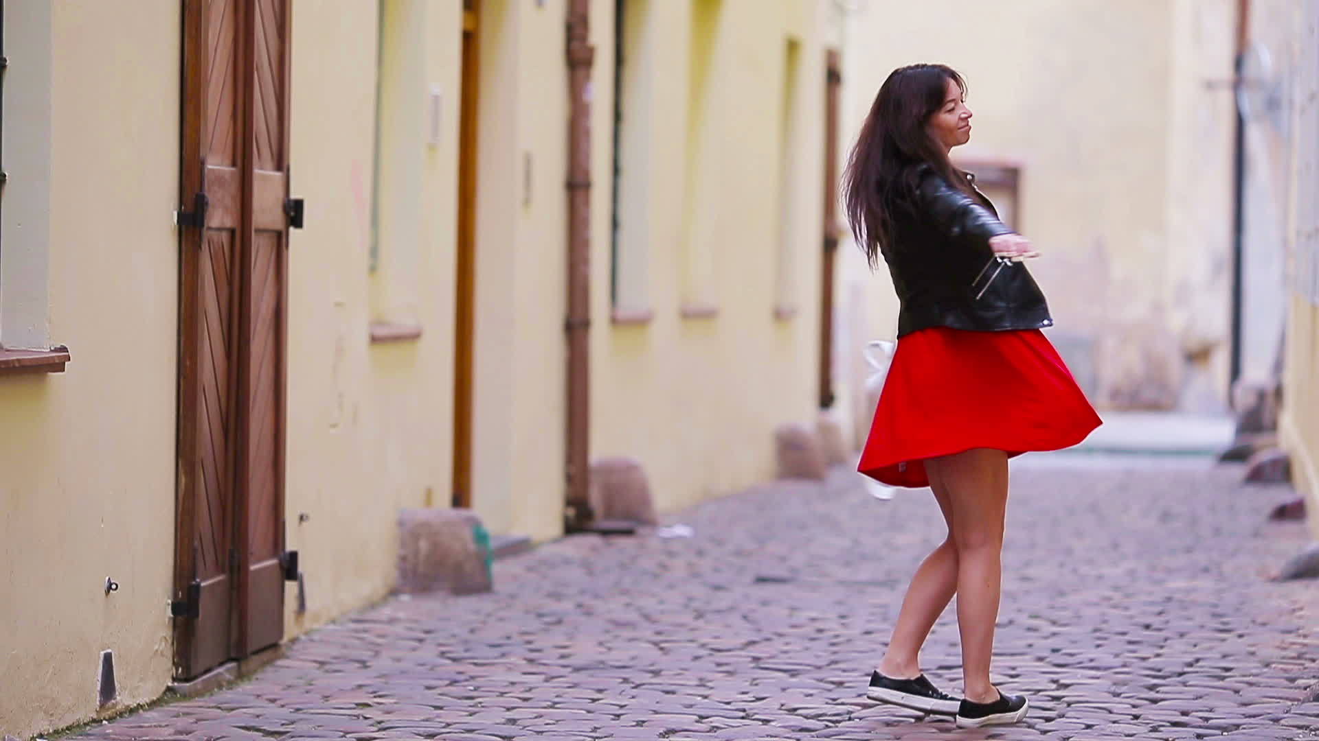 快乐的年轻城市女性走在欧洲城市的老街上视频的预览图