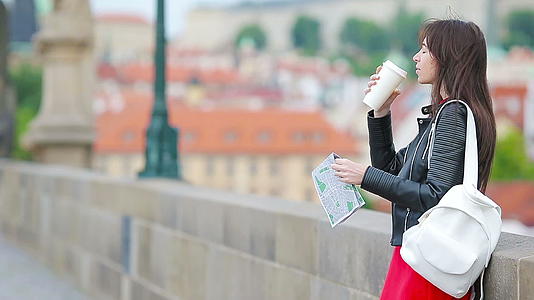 快乐的年轻城市女性在欧洲度假期间在欧洲城市喝咖啡视频的预览图