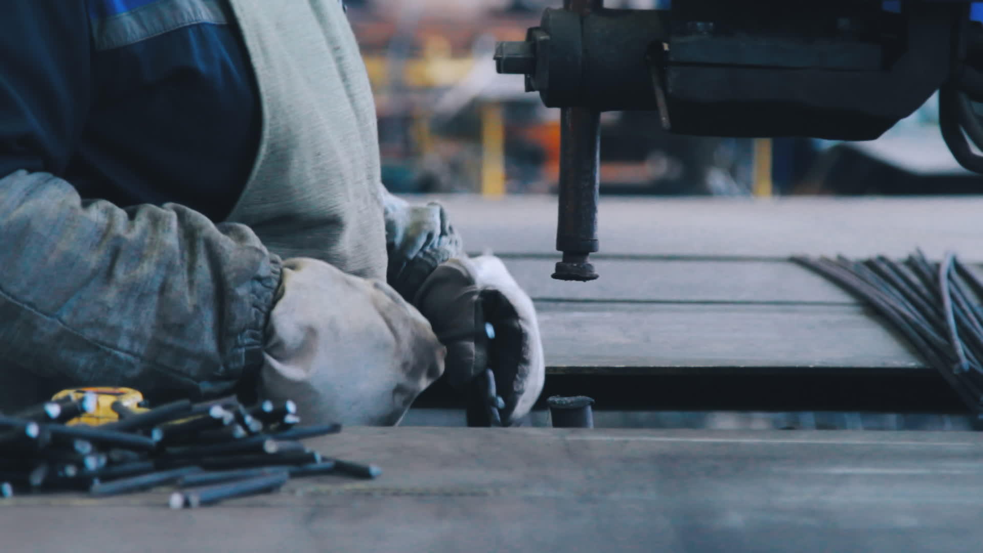 工厂钢铁中制造金属的专业金属工视频的预览图