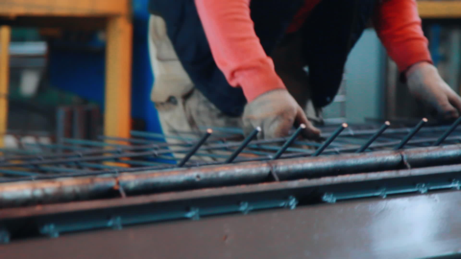 工人在工厂的弯曲机上的金属工件视频的预览图