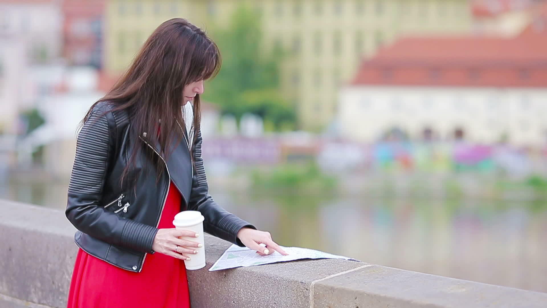 快乐的年轻城市女性在欧洲度假期间在欧洲城市喝咖啡视频的预览图
