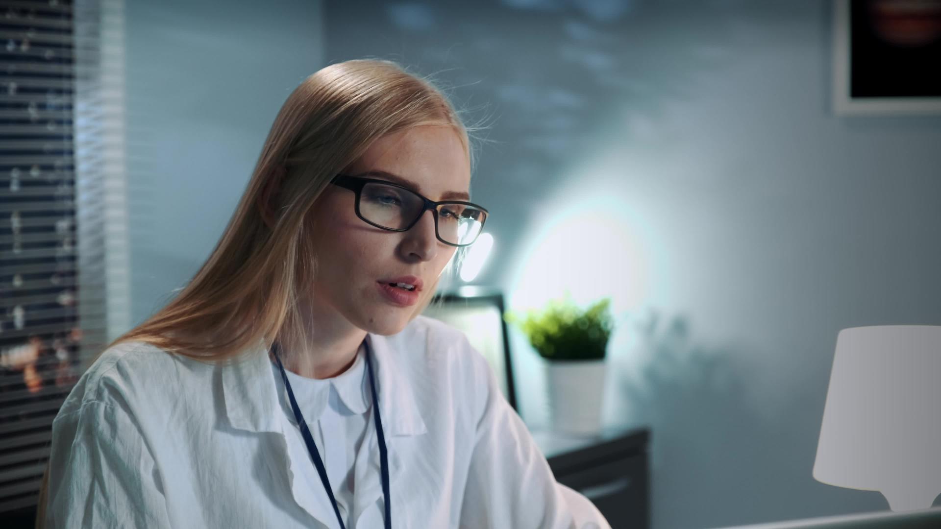 女性心理学家在与眼镜和实验室外套的患者进行视频通话时与患者进行视频通话时视频的预览图