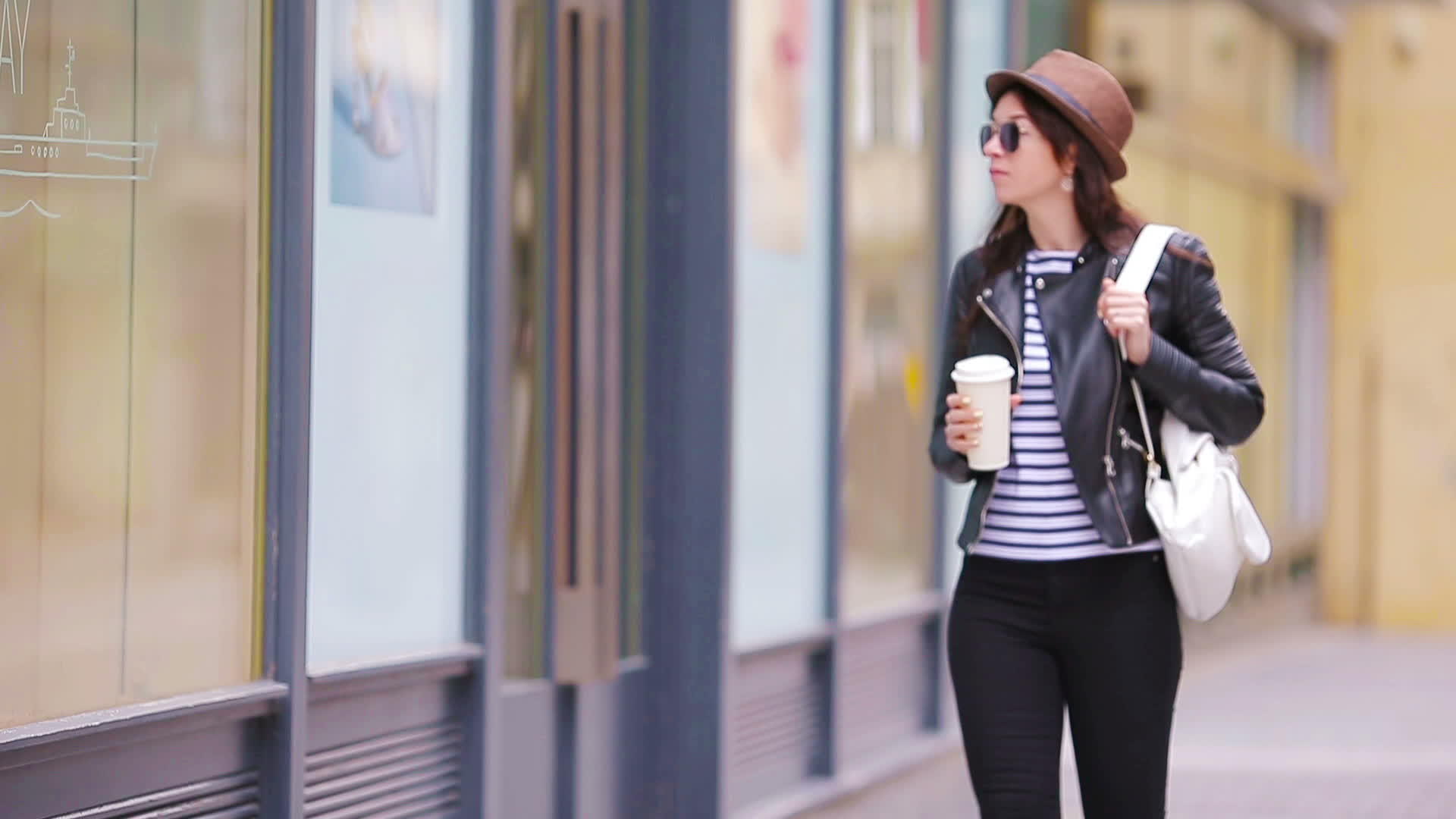 快乐的年轻城市女性在欧洲城市喝咖啡视频的预览图