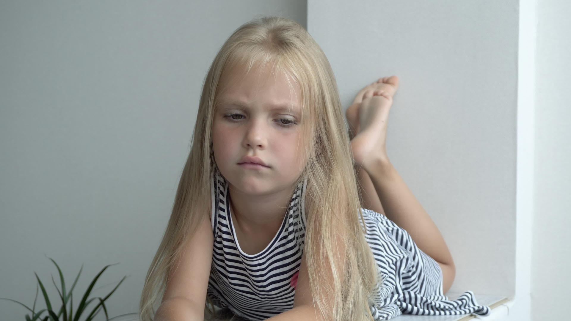 小女孩的悲伤肖像视频的预览图