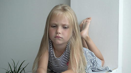 小女孩的悲伤肖像视频的预览图